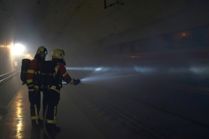  Dichter Rauch und schlechte Sicht: Löschen des brennenden Zuges im Tunnel 