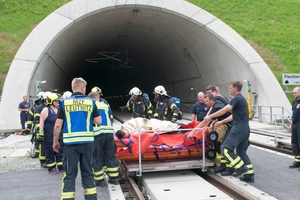  Schnell, effizient und schonend für das Opfer: Transport von Schwerstverletzten auf einer Rollpalette 