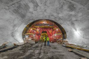  5	The project-specific solution for construction of the inner lining of the “Chinatown” subway station was based on a movable load-bearing structure consisting of components from the Variokit modular engineering kit 