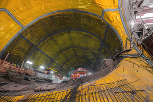 1	Inner tunnel lining constructed using the in-situ concrete method: The elliptical tunnel bore for the “Chinatown” subway station in San Francisco measured 15 m in diameter and is located up to 30 m below the city centre 