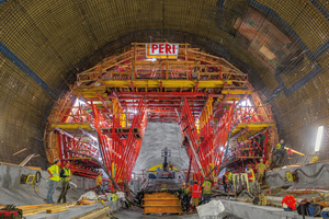  2	Chinatown station, San Francisco: The high load-bearing capacity of the Peri Variokit system components permitted safe transmission of the heavy loads involved and, simultaneously, flexible adaptation to the demanding tunnel cross-section 