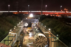  	TBM S1027 in der Station Em Hamoshavot (links) und Blick in den Tunnel am Depot-Portal (rechts) 