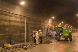  Einbau der Titanmischoxid-Anoden für den kathodischen Korrosionsschutz im Kanaltunnel Rendsburg 