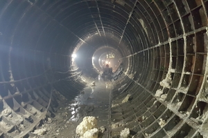 In den Metrotunneln mussten starke Wassereinbrüche durch Einsatz der Injektionstechnik unterbunden werden 