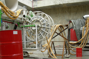  <span class="zahl_bildunterschrift">2</span>	<irspacing style="letter-spacing: -0.02em;">Hose layout with plenty of potential for improvement: the fixing is faulty, the hoses are curved too tightly and are not restrained</irspacing> 