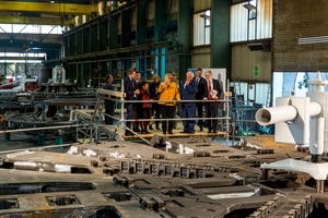  During a tour of the plant premises the Chancellor gained further insights: Project Manager Fabian Andlauer explains the production of the cutting wheel for a tunnel boring machine for a railway project in Łódź (Poland)
 