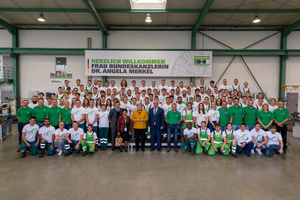  In the training workshop over 100 of the approximately 200 apprentices at Herrenknecht AG welcomed the German Chancellor
 