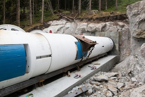  	Die neuartige TBM mit einem Durchmesser von 2 m ist mit Systemen ausgerüstet, die das Bohren bei steilem Anstieg ermöglichen. Dazu gehören elektrischer Antrieb, modifizierte Öl- und Schmiersysteme und ein Sekundärgripper 