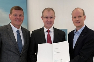  Prof. Dr.-Ing. Peter Mark, Vice Dean of the Faculty of Civil and Environmental Engineering at the RUB, hands over the certificate of appointment to the newly appointed Professor Dr.-Ing. Roland Leucker (left in picture: Prof. Markus Thewes, Chair of Tunnel Construction, Pipeline Construction and Construction Operations) 
 