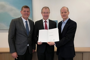  Prof. Dr.-Ing. Peter Mark, Vice Dean of the Faculty of Civil and Environmental Engineering at the RUB, hands over the certificate of appointment to the newly appointed Professor Dr.-Ing. Roland Leucker (left in picture: Prof. Markus Thewes, Chair of Tunnel Construction, Pipeline Construction and Construction Operations) 