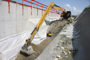  With its extra-long boom and a reach of 18 m, the Cat crawler excavator 326F SLR is a key machine at the Waggershauser Tunnel 