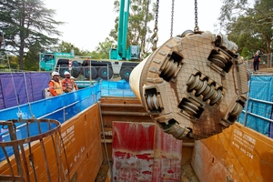  Microtunnelling has become more and more important in recent decades and is now indispensable, especially in urban areas. The photo shows an Iseki machine of the type TCS Unclemole Super, combined with a cutterhead for rocky geology. It was designed and built for the Alphington Sewer Project in Melbourne (Australia) as part of a German-Japanese cooperation between the companies Iseki and Mika. This combination is specially designed for microtunnelling in difficult conditions. (Further information on this topic will follow in an article by Mika GmbH in tunnel issue 3/2020) 