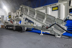  A crawler-mounted jaw crusher GIPOBAC B 1385 PB-FDR with plate-conveyor feed and separate pre-screener 