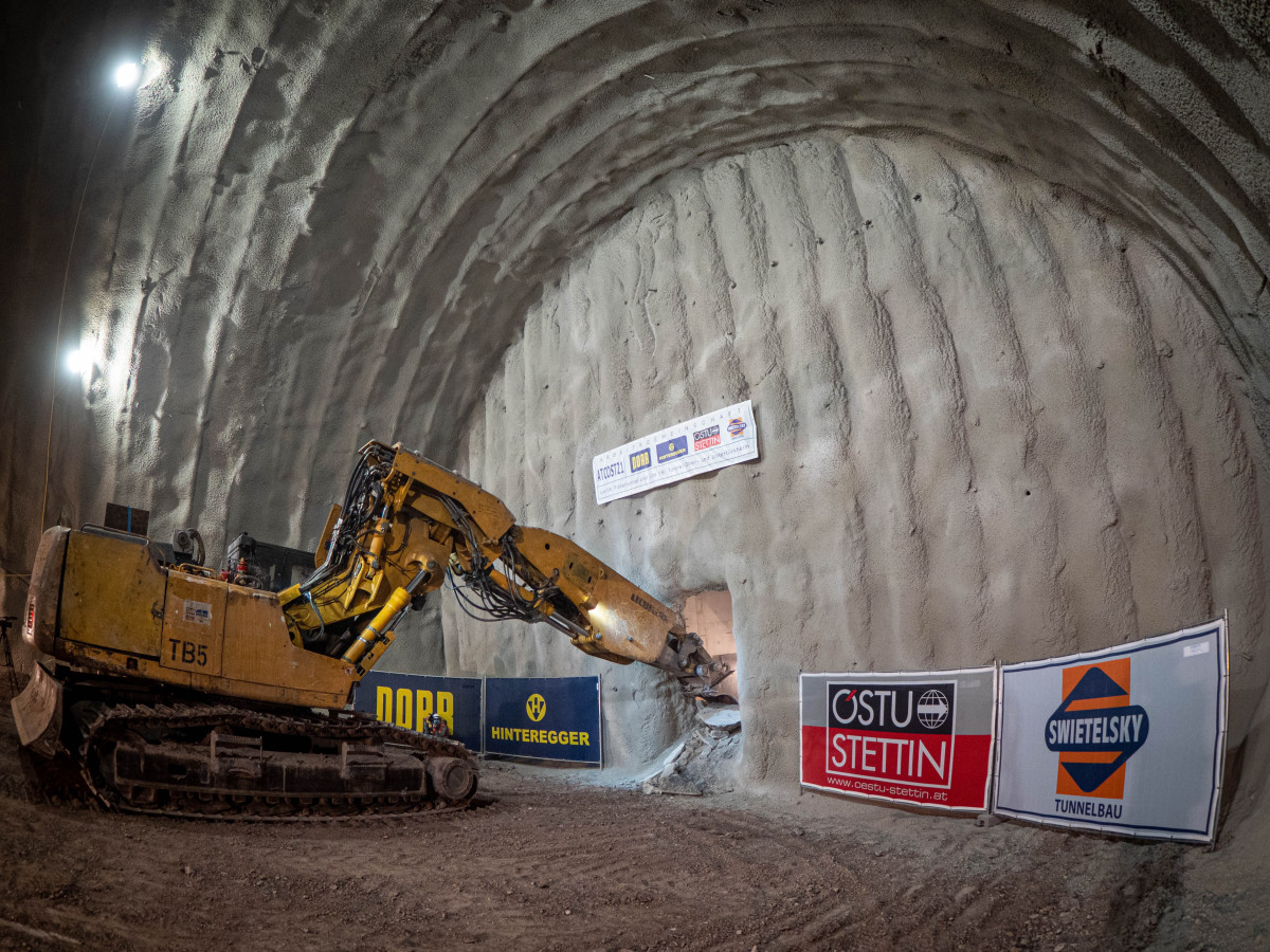 Stuttgart 21 Bahn schlägt mit letzter Tunnelröhre zum