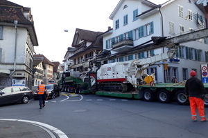  	Transport des Horizontalbohrgeräts vom Südportal zum Nordportal durch den Ortskern von Küssnacht am Rigi 