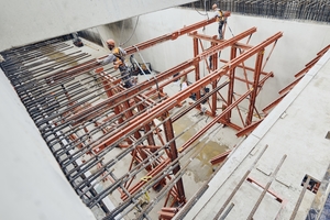  Assembly of the tunnel formwork carriage: Normally loadbearing scaffolds are built with large and heavy steel beams, which are then welded to each other. This effort is unnecessary with Variokit because it can all be erected with universal connectors or cross connectors and simply disassembled after use 