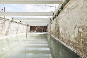  Querschotts unterteilen die Arbeitsbereiche, so dass man sie nach und nach für den Tunnelausbau öffnen kann. Die etwa 90–100 m langen Baugrubenabschnitte füllen sich mit Grundwasser. Deshalb erfolgt die Ausbaggerung unter Wasser mit Unterstützung von zwei Tauchern und GPS 