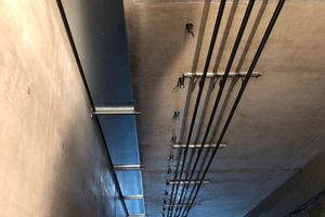  Der Elektroinstallationskanal Pyroment-IK 90 von G+H Isolierungen ist leicht, daher einfach zu montieren, und er ist im Inneren mit einem Dämmschichtbildner beschichtet, der im Fall eines Kabelbrandes aufschäumt und die Flammen erstickt 