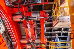  4 + 5 | On the left: Segment erector at installation of steel segments in the start-up tunnel; on the right: Novel pick-up 
	mechanism (arrow) for heavy segments 