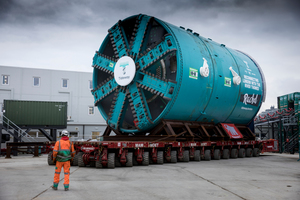  4 | Die fertig montierte TBM auf ihrem Weg zum Startschacht 