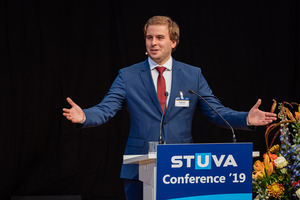  Ivan Popovic, M. Sc. during his competent presentation on new separation methods for used bentonite suspensions at the STUVA Conference 2019, for which he was awarded the STUVA Young Talent Award 