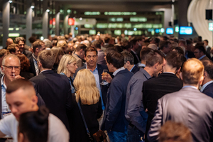  Close business contacts can be made at the STUVA Conference. After the Corona pandemic, this should finally become a reality again in Karlsruhe (The photo shows impressions from the champagne reception before the big festive evening of the STUVA Conference 2019 in Frankfurt) 