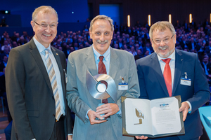  Honoured for his life‘s work to date: The President of the Swiss Amberg Group, Felix Amberg, received the prestigious STUVA Prize at the STUVA Conference 2019 (from left to right: STUVA Managing Director Prof. Dr.-Ing. Roland Leucker, Dipl.-Ing. ETH Felix Amberg and STUVA Chairman of the Board Univ.-Prof. Dr.-Ing. Martin Ziegler) 