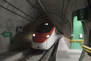  Beleuchtung, Fluchtwege und Lüftung gehören zu den Sicherheitsinfrastrukturen im Ceneri-Basistunnel, die Strom benötigen. Im Dezember 2020 wurde der NEAT-Tunnel fahrplanmäßig in Betrieb genommen 