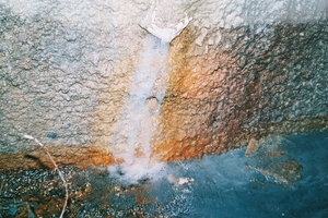  <span class="zahl_bildunterschrift">8</span> | Entry of carbonic acid mountain water into the Gotschna Tunnel in the canton of Graubünden. The escape of the CO<sub>2</sub> causes bubbles to form. Such water ingress is an alarm signal for the highest danger of scaling 