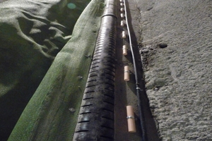 5 | Einbau des Rückführungssystems (perforierte Schlauchleitungen), in Kombination mit Depotsteinen, die während der Bauzeit Verstopfungen verhindern. Aufnahme aus dem Ceneri Basistunnel 
