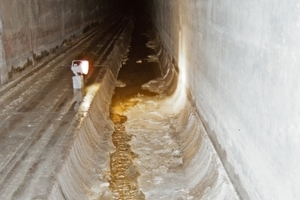  1 | Schweiz: Rigole des SBB Adlertunnels nahe Basel mit massiven Ablagerungen 