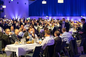  <span class="zahl_bildunterschrift">10</span>	The traditional festive evening of the conference: Plenty of space between the long rows of tables ensured maximum safety. The good mood came all by itself 