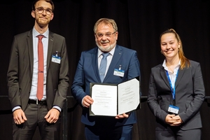  <span class="zahl_bildunterschrift">9</span>	For the first time in STUVA history: Two first-place winners in the “Young Forum” competition (left: Prize winner Sebastian Kube, M. Sc.; right: Prize winner Sophie Escherich, M. Sc.; in the middle Prof. Martin Ziegler) 