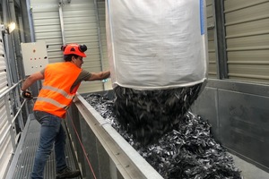  4 | Die Anlieferung der Stahlfasern in Big Bags ist deutlich umweltfreundlicher als die von Stahlbewehrung. Hier die Zuführung von bis zu 9 t Fasern in die Dosiereinheit mit dreifachem Wiegesystem 