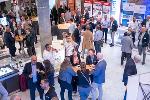  32 companies and sponsors participated in the comprehensive trade exhibition in the foyer of the Maternushaus 