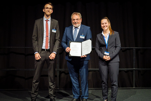  Not one but two winners with equal votes at the last Young Forum: Sebastian Kube and Sophie Escherich receive their awards from STUVA Board Chairman, Univ.-Prof. Dr.-Ing.Martin Ziegler 