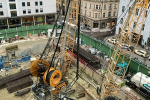  7	Diaphragm wall cutter (rear left) and grab during the production of the 110 slabs, each 3.20 m long and 1.50 m thick 