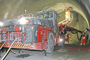  Der Sandvik DT923i ist ein Tunnel-Bohrwagen der neuesten Generation. Er wurde von der ausführenden ARGE speziell für das Baulos H41 Sillschlucht–Pfons angeschafft und ist der erste DT923i in Mitteleuropa 