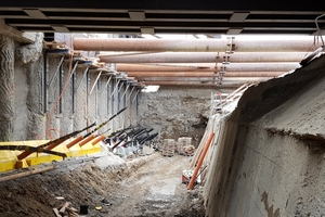  	Baugrubensicherung: Sprießlage über Tunnelfirst und vorgespannte Anker 