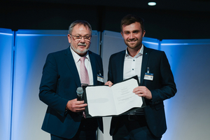  The winner of the “Young Forum” lecture competition Fabian Rauch, M. Sc. (right) at the award ceremony with Univ.-Prof. Dr.-Ing Martin Ziegler, Chairman of the Board STUVA e. V (left) 
