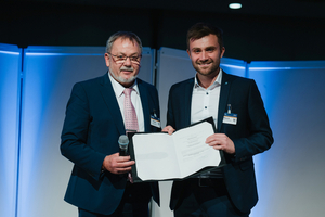  Der Gewinner des Vortragswettbewerbs „Junges Forum“ Fabian Rauch, M. Sc. (rechts) bei der Preisverleihung mit dem STUVA-Vorstandsvorsitzenden Univ.-Prof. Dr.-Ing. Martin Ziegler (links) 