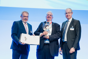  The winner of the STUVA Prize 2023, Dipl.-Ing. Heinz Ehrbar, was visibly delighted (left: STUVA Chairman of the Board Univ.-Prof. Dr.-Ing. Martin Ziegler; right: STUVA Managing Director Prof. Dr.-Ing. Roland Leucker) 