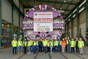  The Herrenknecht team presents the tunnel boring machine to representatives of Wiener Linien, the client, and the construction consortium of Strabag and Porr. The EPB Shield for the extension of the subway line 2 in Vienna will excavate two 2.1 kilometer tunnels 