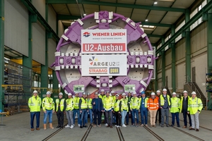  Das Herrenknecht-Team präsentiert den Vertretern der Wiener Linien, dem Bauherrn, und der bauausführenden Arbeitsgemeinschaft der Strabag und Porr die Tunnelbohrmaschine. Der EPB-Schild für die Erweiterung der U-Bahnlinie 2 in Wien wird zweimal 2,1 Kilometer Tunnel auffahren 