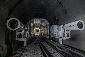  Rail traffic continues to run safely on a newly laid track in the centre of the tunnel under a protective housing during the entire construction work 