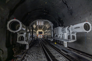  Auf einem neu verlegten Gleis in der Mitte der Röhre läuft der Bahnverkehr im Schutz einer Einhausung während der gesamten Bauarbeiten sicher weiter 