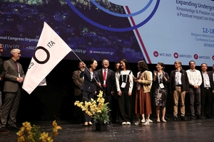  Bei der Abschlussveranstaltung des WTC in Athen überreichten die griechischen Veranstalter die ITA-Flagge an China, das Gastgeberland des World Tunnel Congress 2024 in Shenzhen 