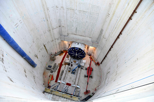  Trockener Schacht: Unten ragt der Kopf einer Tunnelbohrmaschine durch die Wandöffnung 