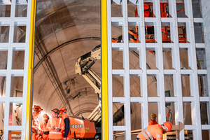  Gotthard-Basistunnel: Montage des neuen Spurwechseltors in der Multifunktionsstelle Faido 