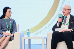  	Der ehemalige ITA-Präsident Günter Girnau (1981 bis 1984) und die ehemalige ITA-Präsidentin Jenny Yan (2019 bis 2021) im April 2024 beim World Tunnel Congress in China 